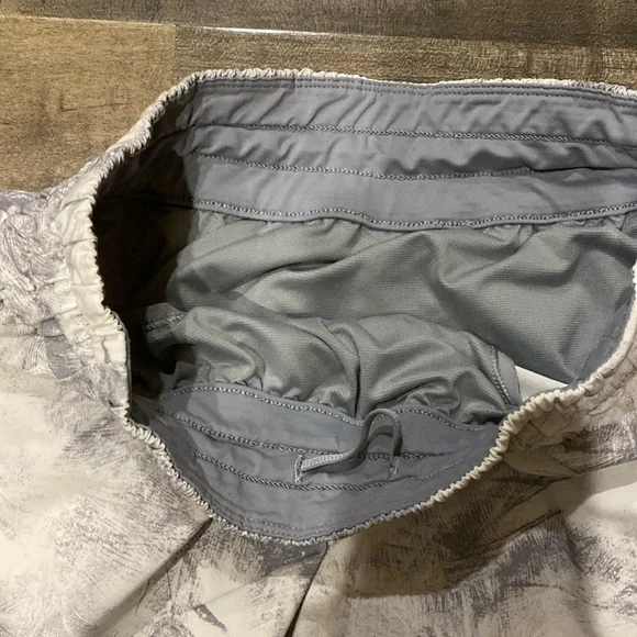 Lululemon Tracker Short Grey White 4” Size 8 - Picture 3 of 6